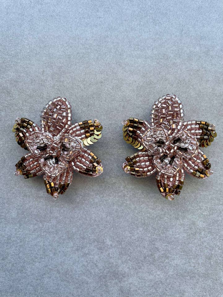 Orecchini pendenti con perline a forma di pavone, color cipria per la vendita all'ingrosso da parte di Seyyah