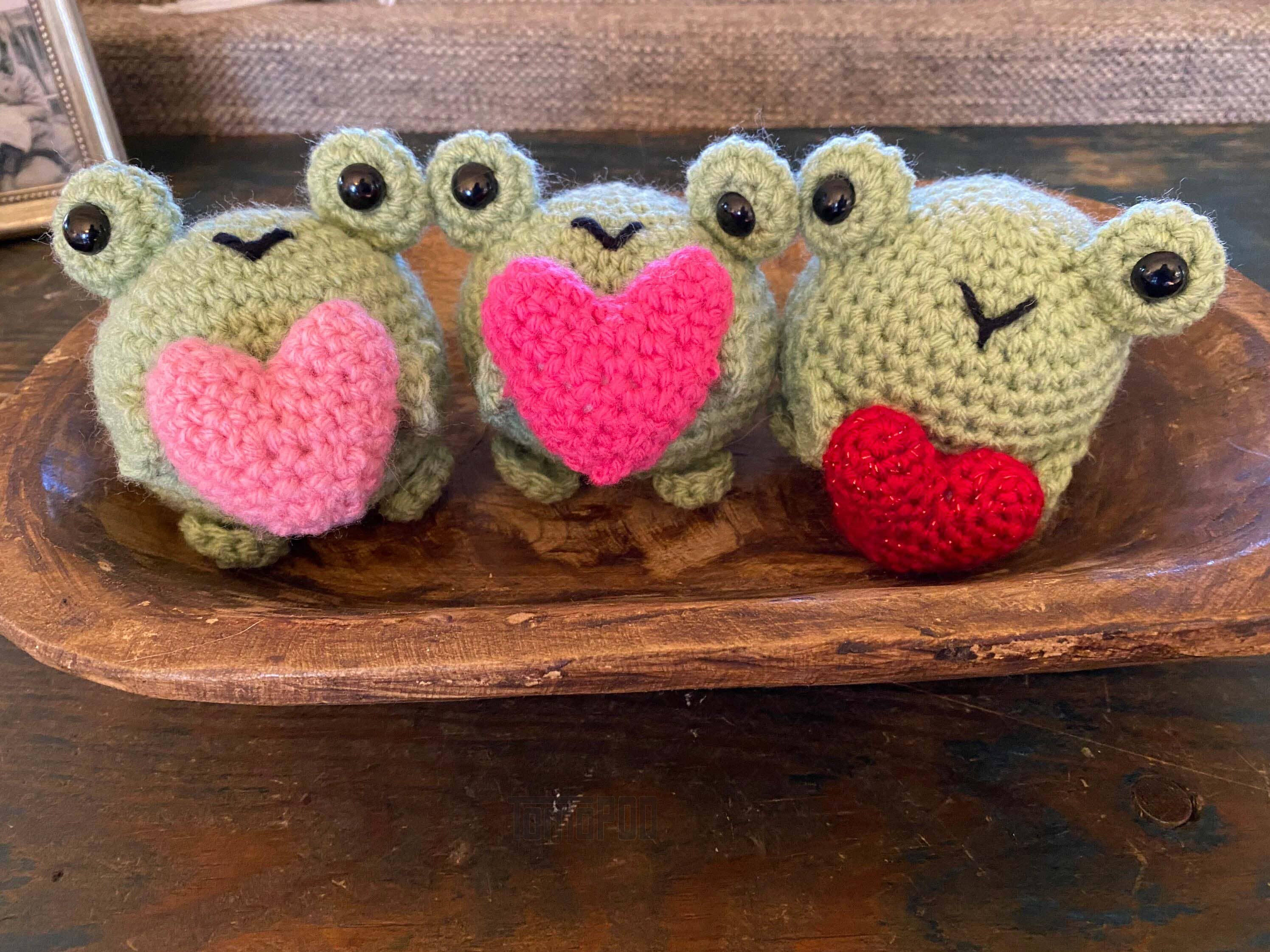 TOMOPOD LLC - Vente Peluche – enfant et bébé - Grenouille de Saint-Valentin au crochet avec cœur, cadeau de Saint-Valentin3