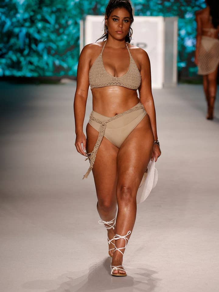 Bas de bikini taille haute à couverture intégrale Sydney - Pebble Tan pour la vente par JMP The Label