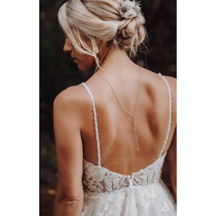 Collana da schiena aperta con tre piccole perline bianche per la vendita all'ingrosso da parte di L'atelier du 6