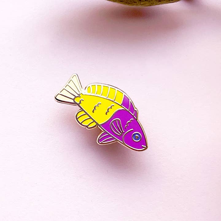 Mini-pin émaillé Dottyback royal pour la vente par Alum and Ink
