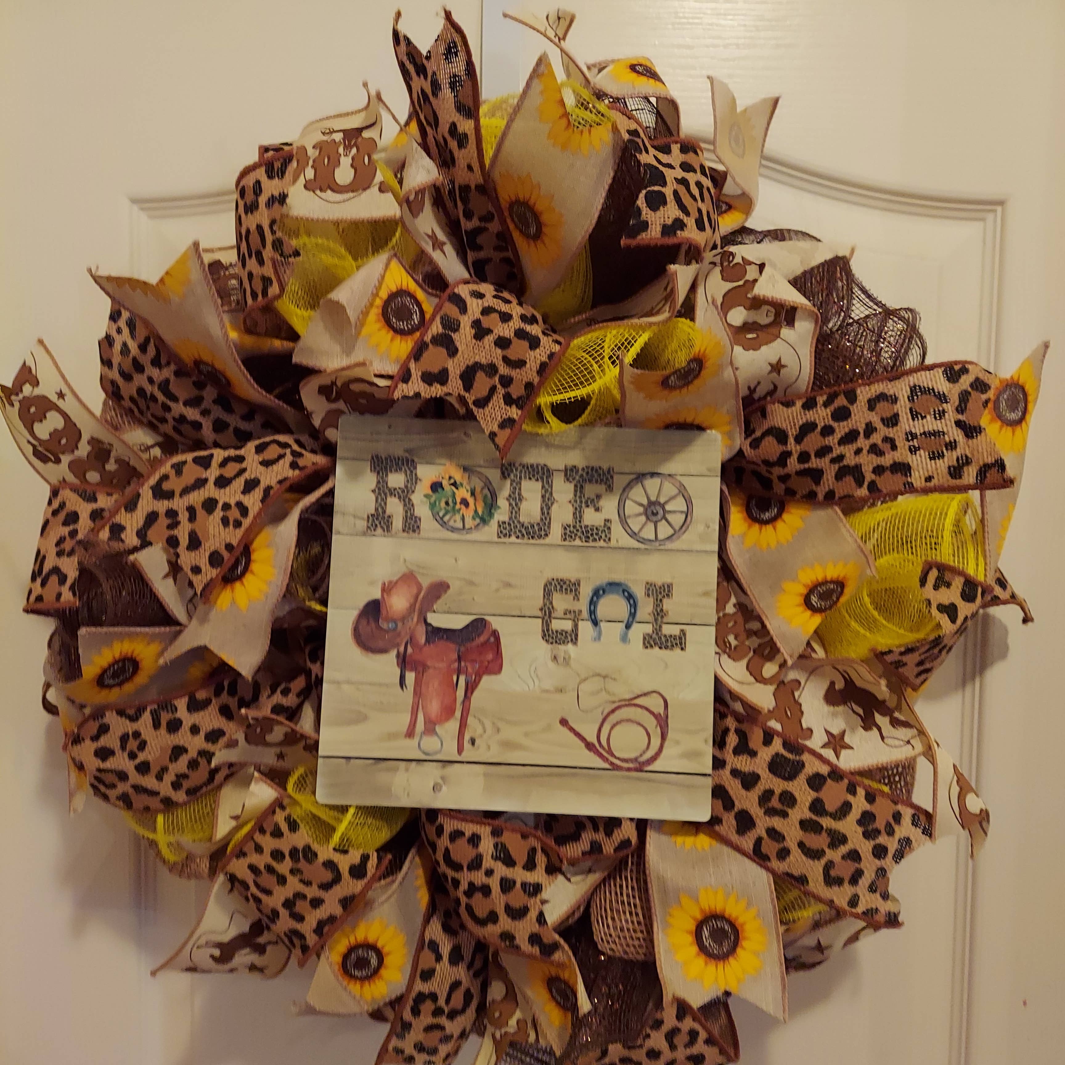 Corona de malla Rodeo Gal Deco al por mayor para tu tienda - Faire, image size:3456x3456