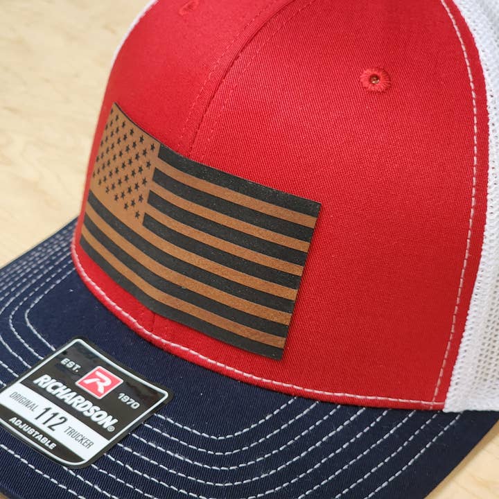 Knot Creatives - Vente Casquette de camionneur – unisexe - Casquette Trucker Richardson 112 - Écusson Drapeau Américain, Rouge, Blanc2