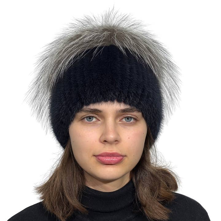 Mink Fur Hat til kvinder med en stor ægte rævepelspompom for engroshandel hos FurStyleUa