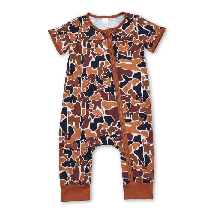 Dormeuse zippée en bambou marron à manches courtes camouflage pour bébé garçon pour la vente par Yawoo Garments
