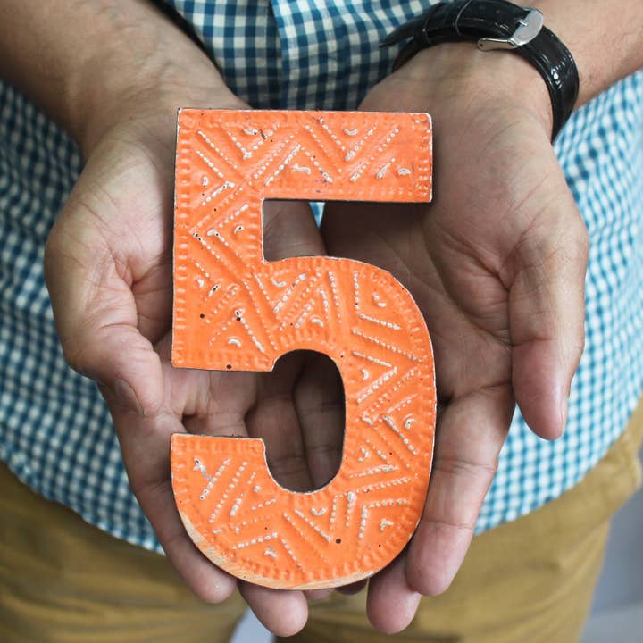 AWGifts Europe - Wholesale Decorative Tabletop Object - Number "2" - Assorted Colours - 15cm1