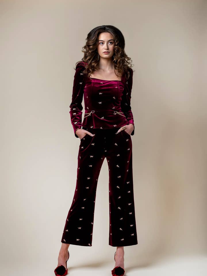 Costume Fillipa en velours bordeaux avec broderies dorées pour la vente par aŠady