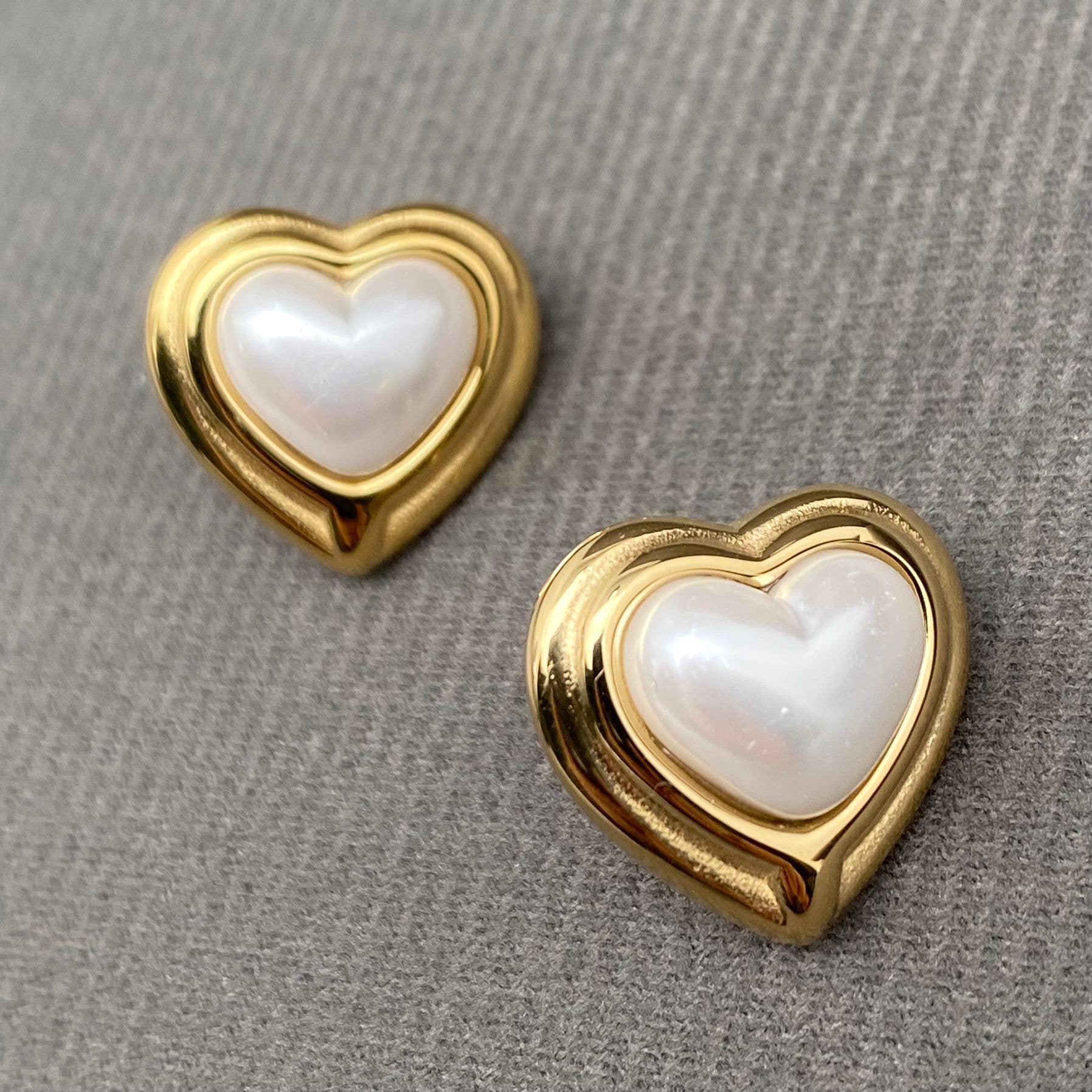 Mio Queena - Wholesale Stud/Post Earrings - Pearl Heart 18K Gold Plated S.Steel Stud Earrings - FGS1
