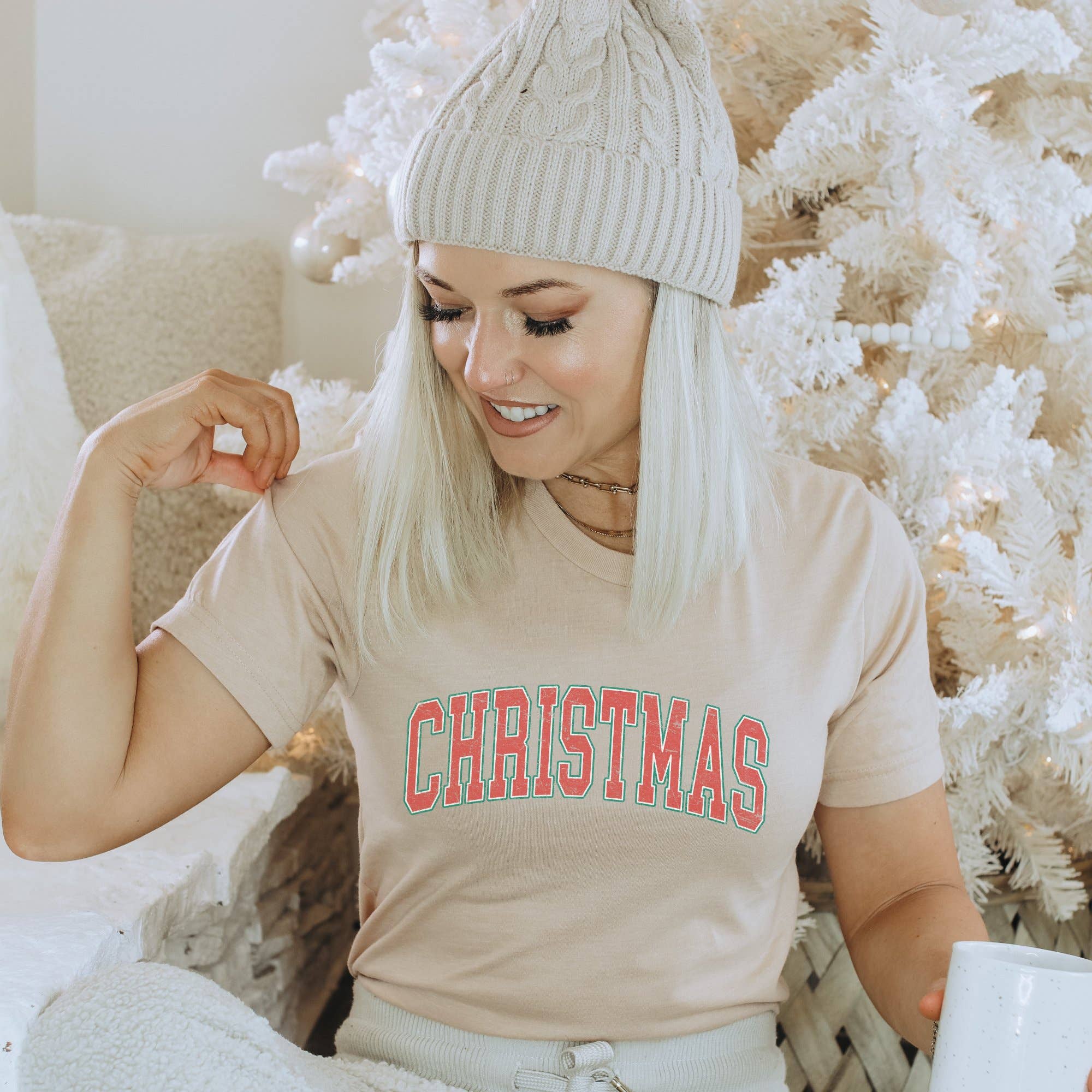 Trendznmore - Modern Graphic Apparel - Vendita all'ingrosso Maglietta serigrafata - Donna - T-shirt natalizia Varsity1