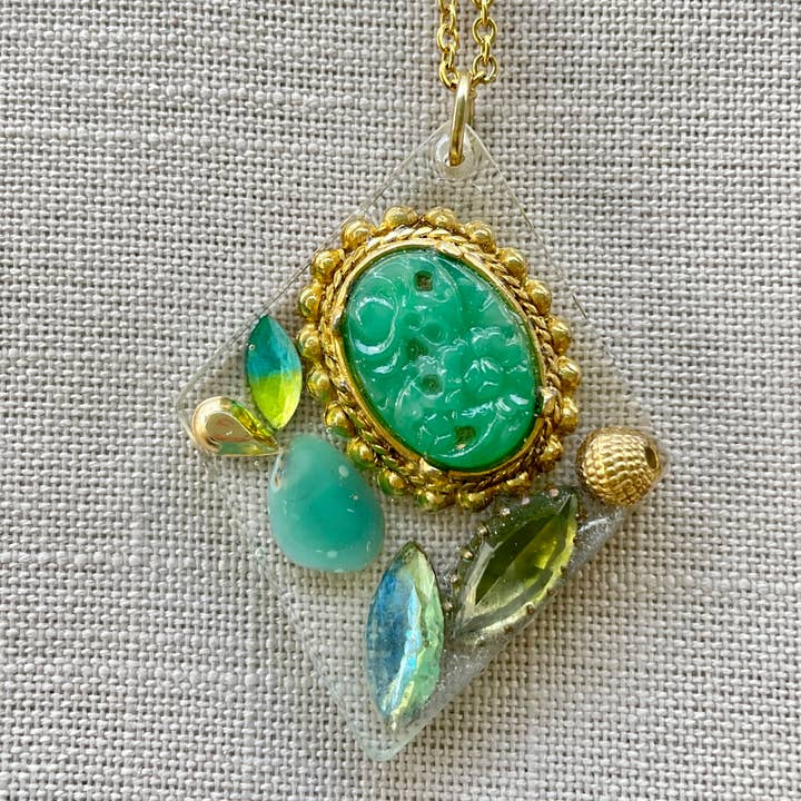 Ciondolo audace verde e oro per la vendita all'ingrosso da parte di Retro Ruby Jewels