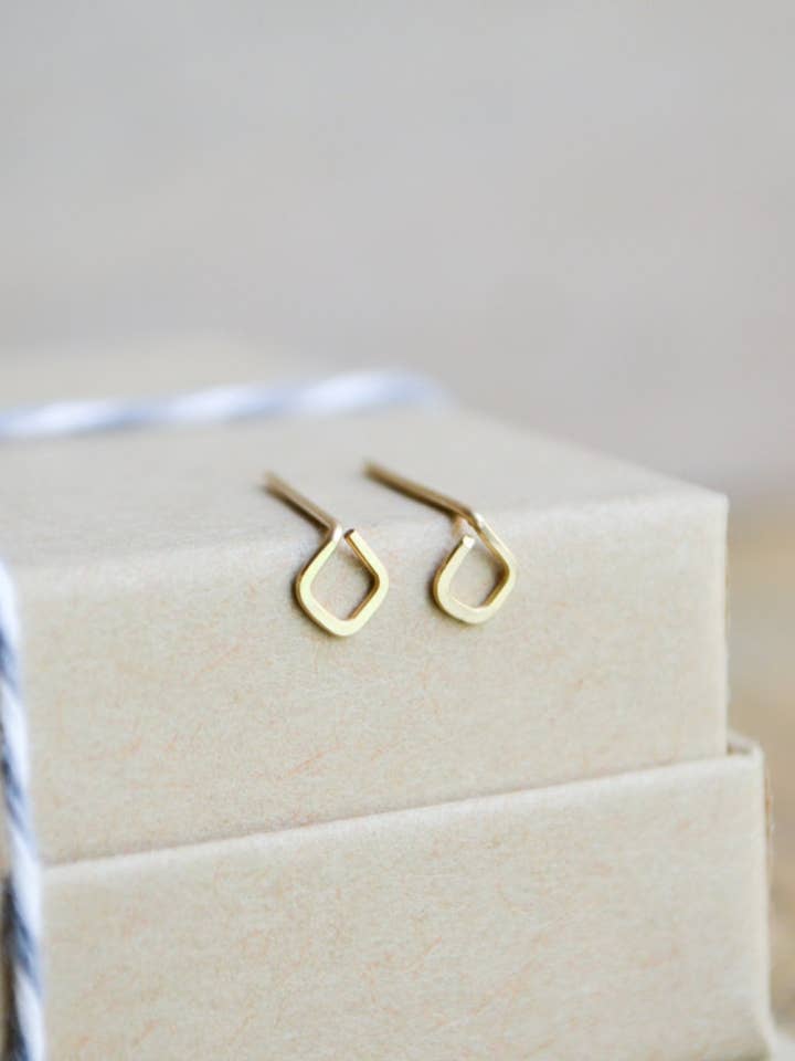 Theia Studs for engroshandel hos Andrea Watson Designs