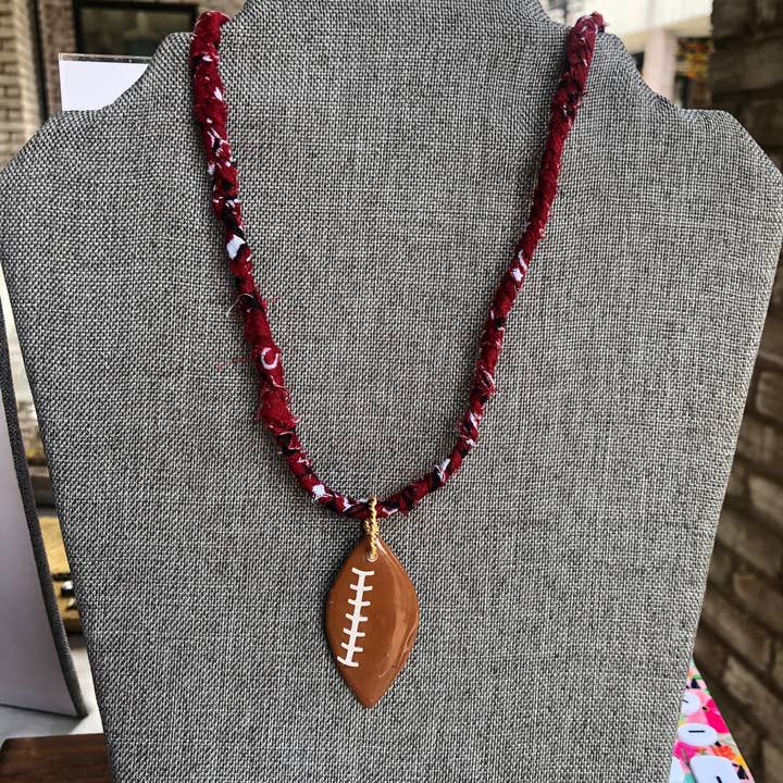 Chic’d Out - Vente Colliers à pendentif - Mélangez les couleurs du bandana avec un collier de football2