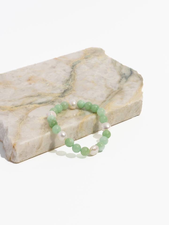 Bracelet Mala chanceux avec jade et perles d'eau douce | canaliser la richesse, l'ancrage et l'énergie apaisante pour la vente par Think Unique