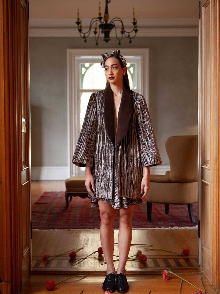 Veste Angsana en velours froissé plissé à la main pour la vente par Jasmine Chong