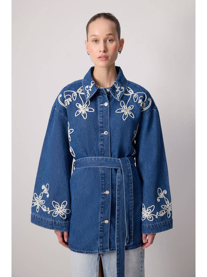 Jeans Leve CASACO DE GANGA COM CINTO E BORDADO FLORAL para venda a revendedores na Faire3