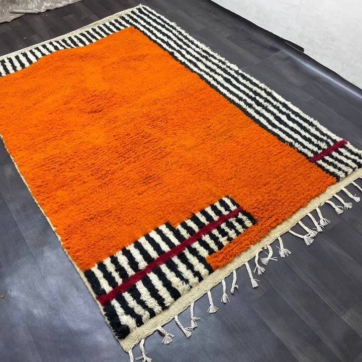 BohoVibeCraft – Engroshandel Løst tæppe – Engros Orange Marokkansk Tæppe | Uldtæppe med Fed Stribet Kant1