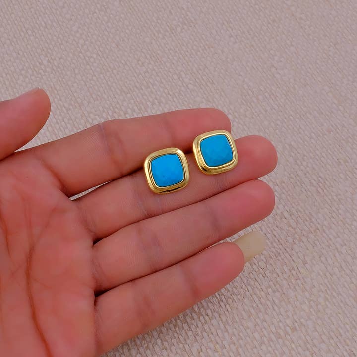 Clous d'oreilles coussin en turquoise anti-ternissement, pierre de naissance de décembre. pour la vente par El Joyero