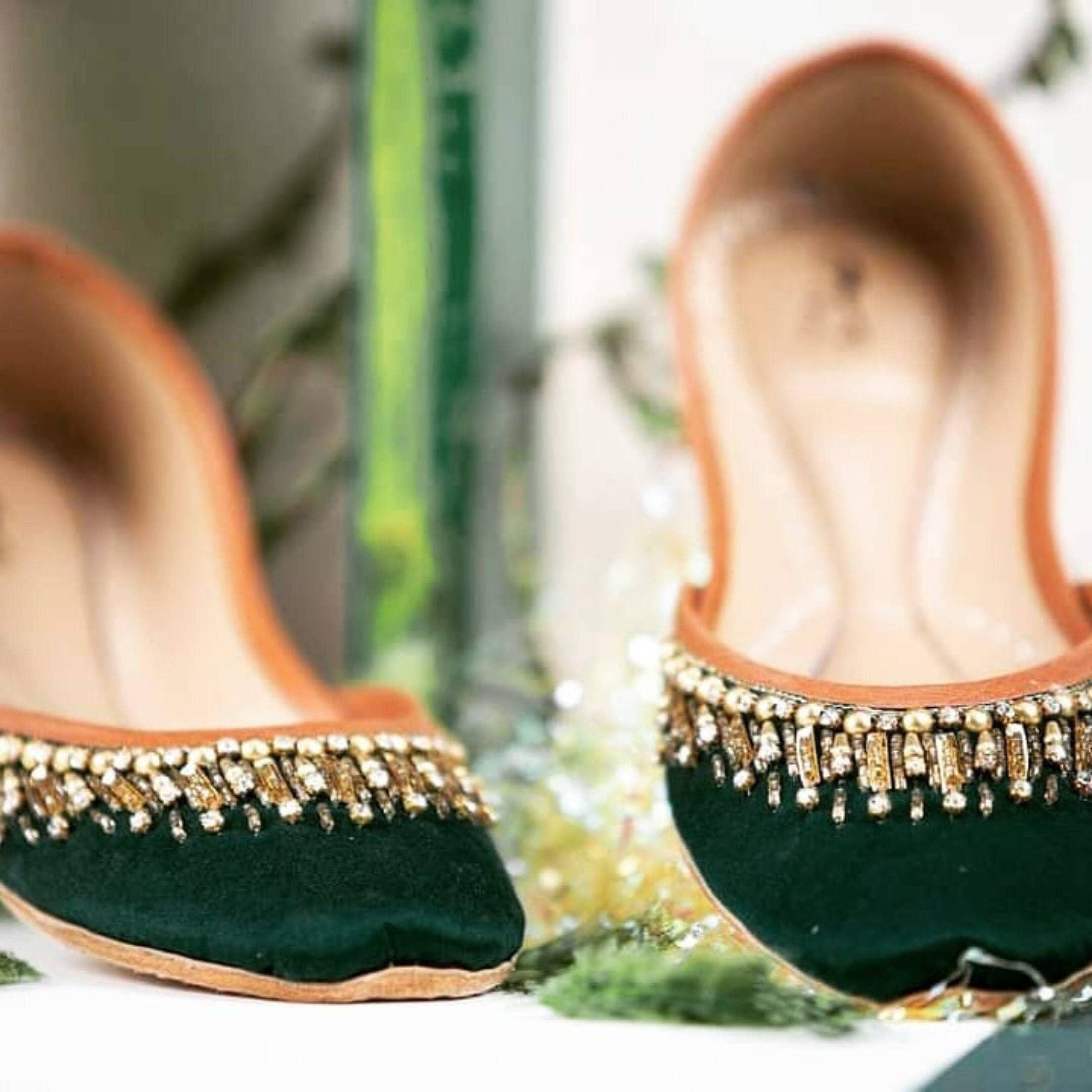 Verde Zapatos planos de boda de satén verde esmeralda Khussa Jutis para novias de venta al por mayor en Faire1