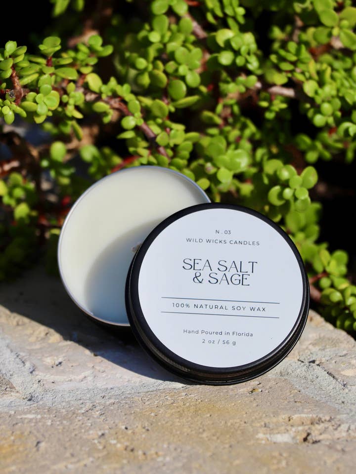 Candela da viaggio al sale marino e salvia - 2 oz. Soia, non tossica, terrosa per la vendita all'ingrosso da parte di Wild Wicks Candles