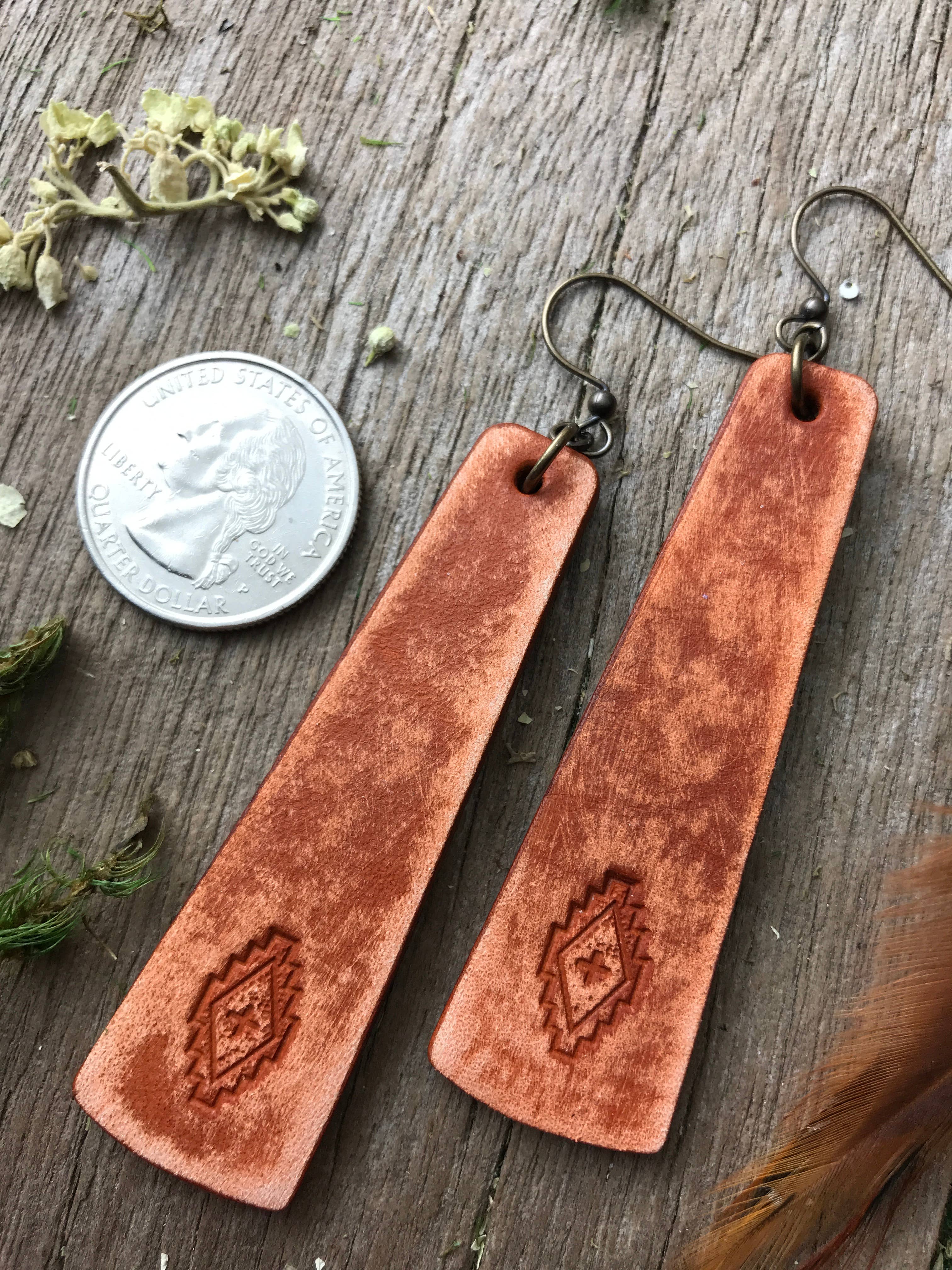 Red Pony Leather Goods – Brincos de argola por atacado – Brincos de couro com barra estilo western trabalhados à mão1