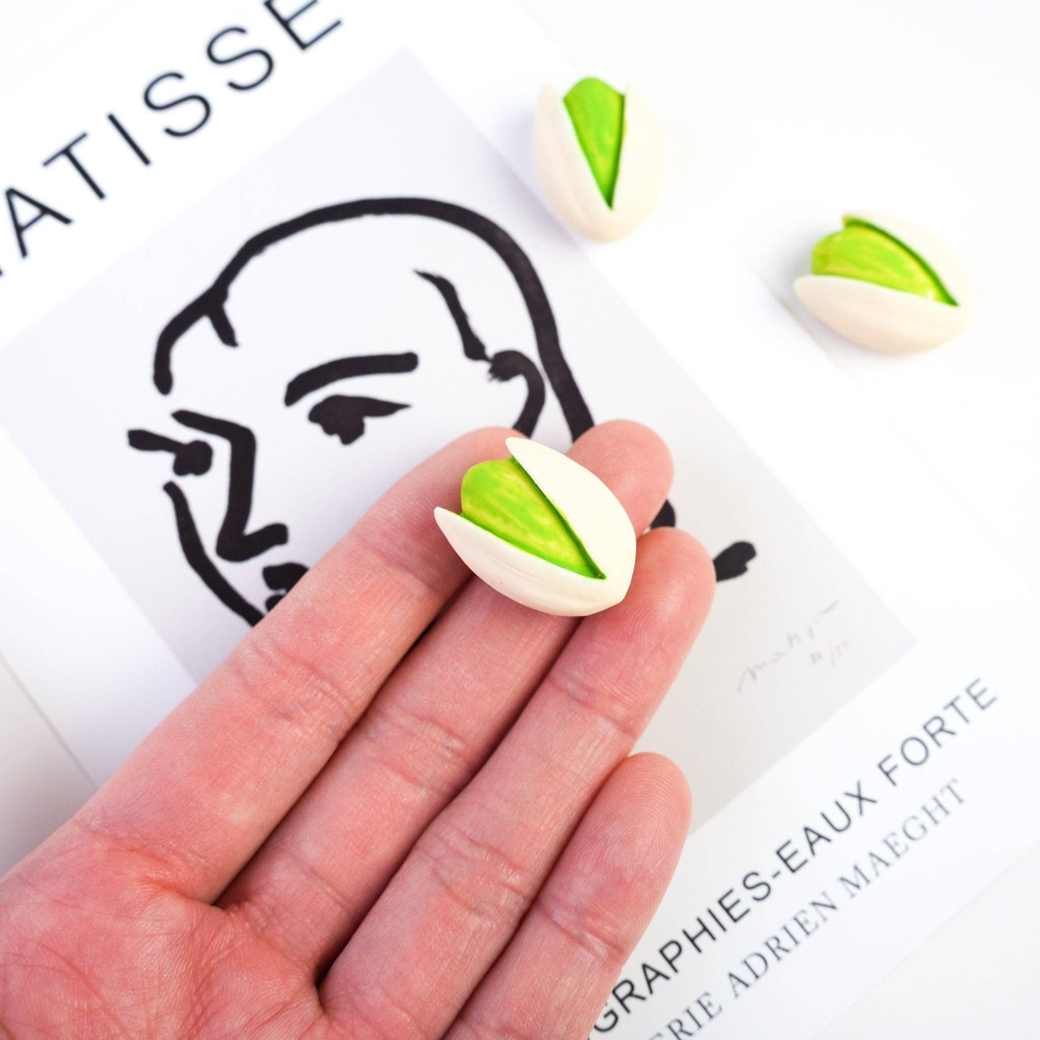 Mini Story Co - Vente Épinglettes/boutons - Épinglette en forme de pistache | Broche en forme de noix faite à la main | Épinglette fantaisiste en forme de pistache | Joli accessoire gourmand | Épinglette pour amoureux des noix1