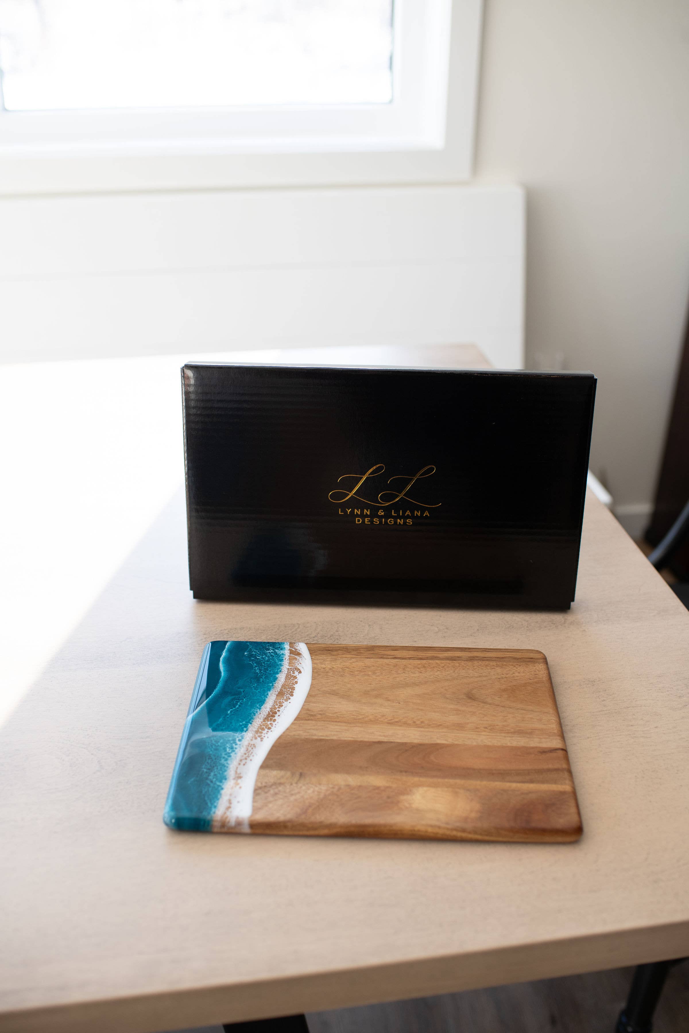 Lynn & Liana Designs - Vendita all'ingrosso Taglieri per formaggio - Tagliere per formaggi e salumi in legno di acacia con resina - No dazi!21