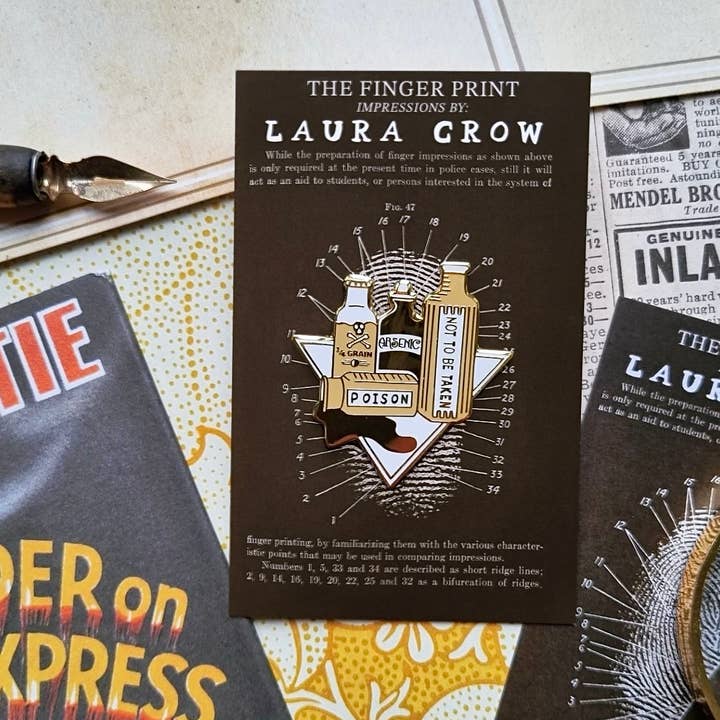 Mordgeheimnis Emaille-Pin 'Giftflaschen' für den Großhandel von Laura Crow Illustration