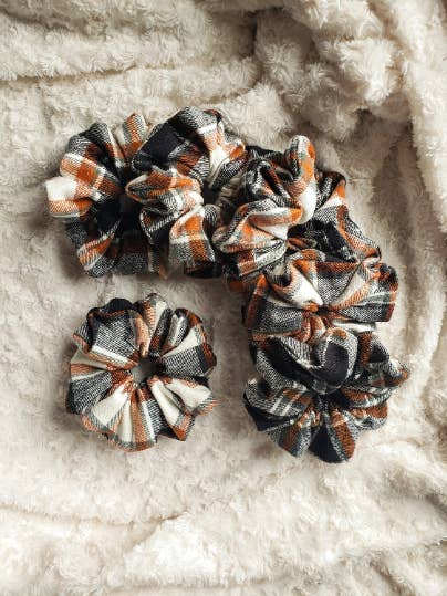 Sort & Orange Flannel Plaid Scrunchie/Tilbehør Scrunchy for engroshandel hos Blue Valley Threads Co.