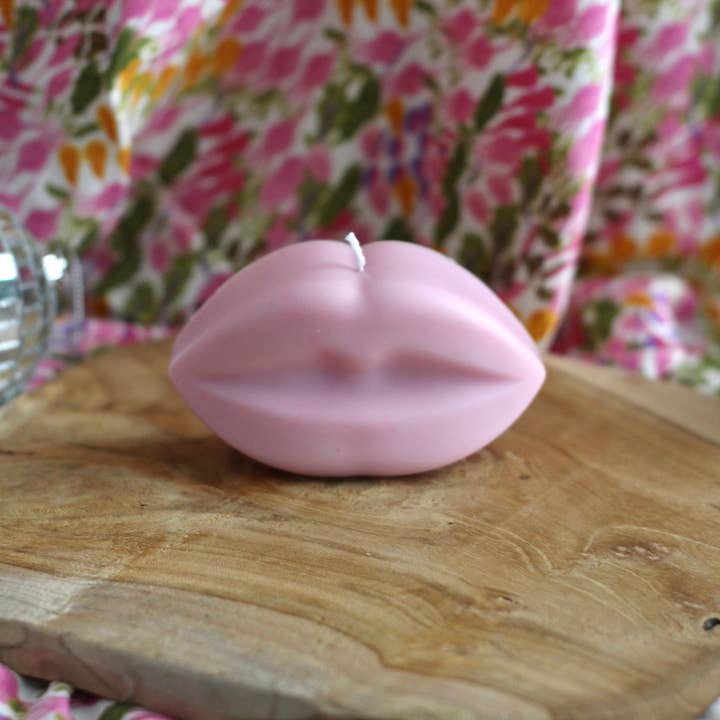 Meet me at the corner - Wholesale Novelty candle - Mouth shaped candle7