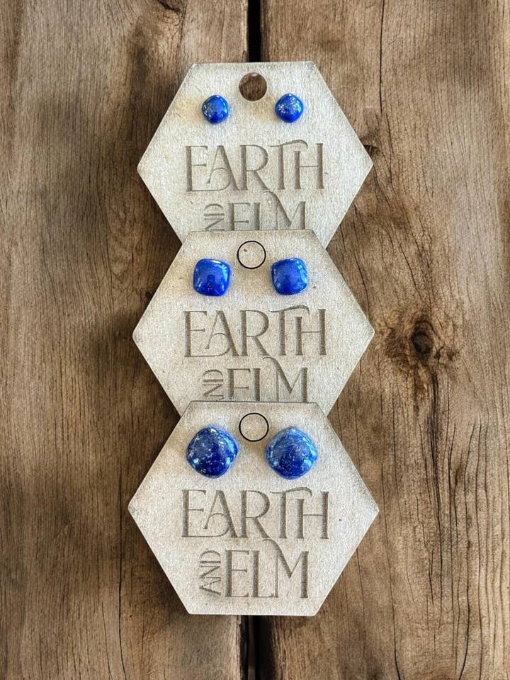Clous d'Oreilles Coussin en Lapis-Lazuli pour la vente par Earth & Elm