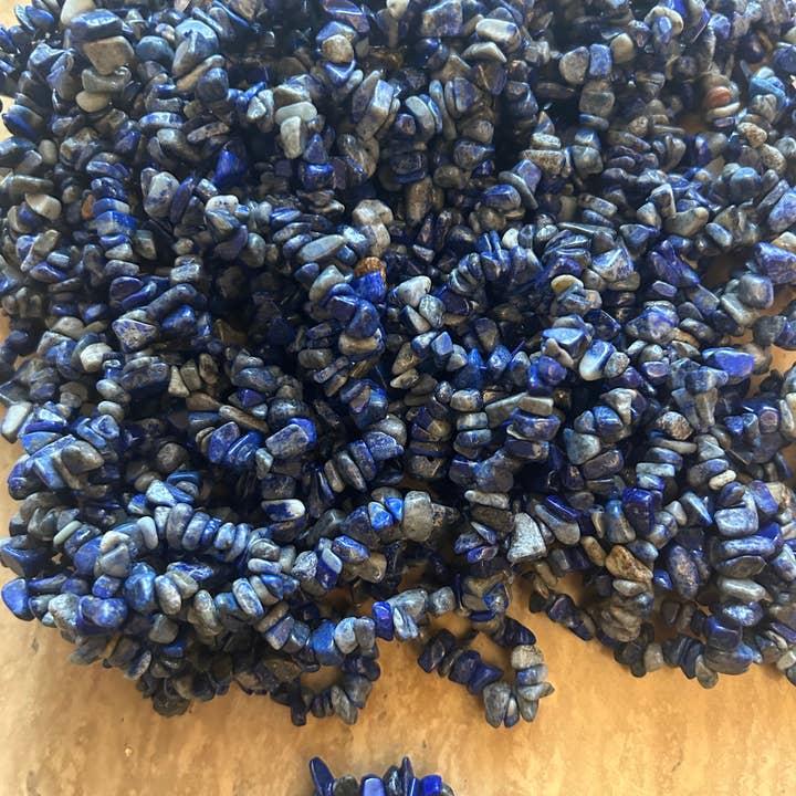 Chip stone stretch bracelets in assorted stones for wholesale by Siman International Inc.