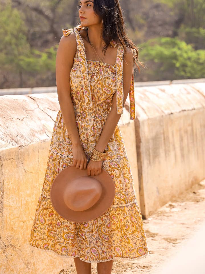 O VESTIDO MIDI RUTHIE COTTAGEORE PRADIRIE por atacado de Must Love Travel Clothing