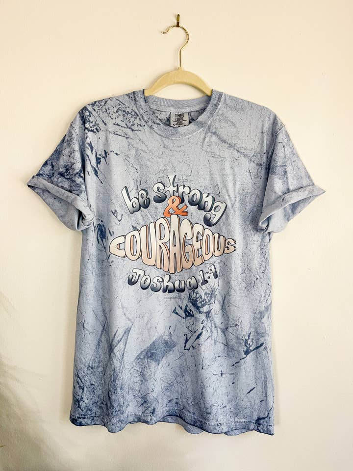 T-shirt Joshua 1:9 Be Strong And Courageous Comfort Colors pour la vente par HH and Grace Co