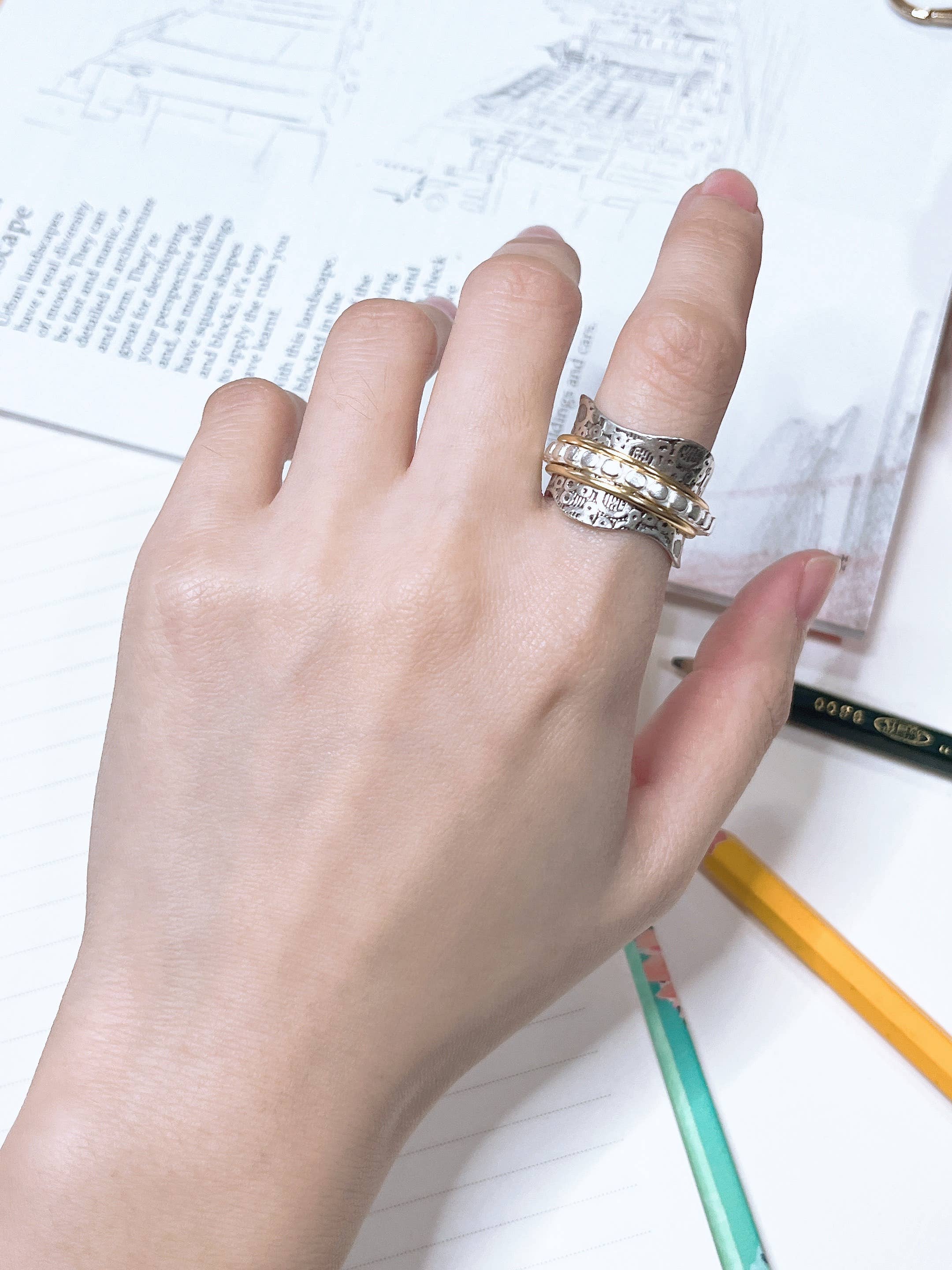 Zoey Simmons – Anel de banda por atacado – Anel girador com detalhe martelado - SF1