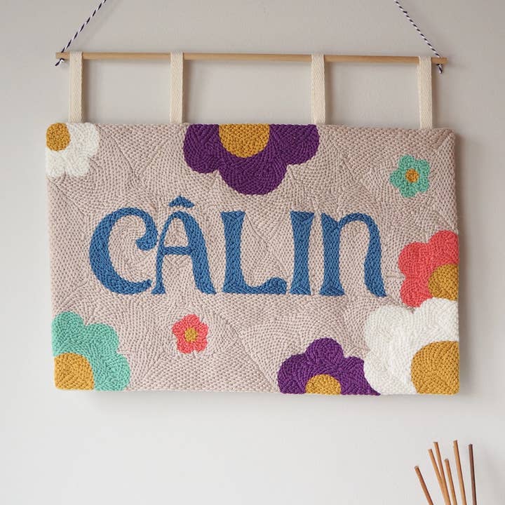 Bannière Punchneedle 'Câlin' en français pour Hug pour la vente par Brown Betty Blue