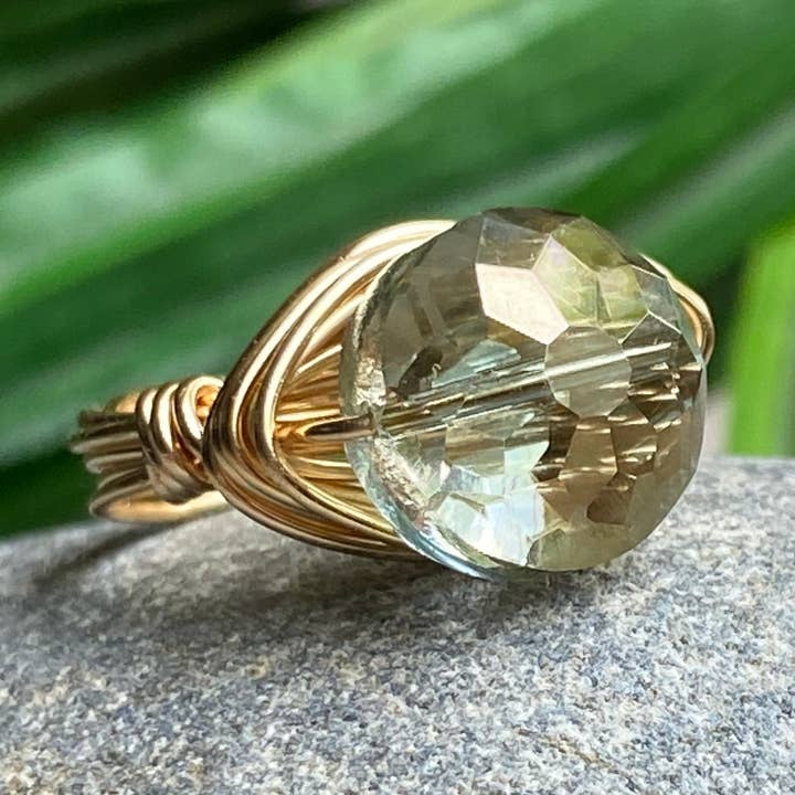 Oliven grøn krystal erklæring guldring for engroshandel hos Marble Designs Jewelry