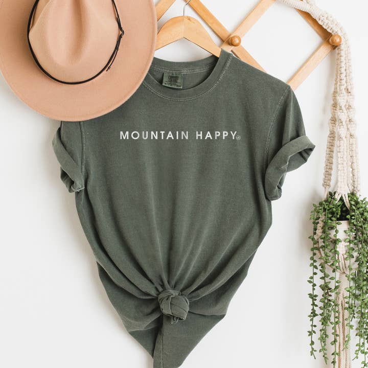 T-shirt imprimé Mountain Happy Comfort Colors pour la vente par Never Lose Hope Designs
