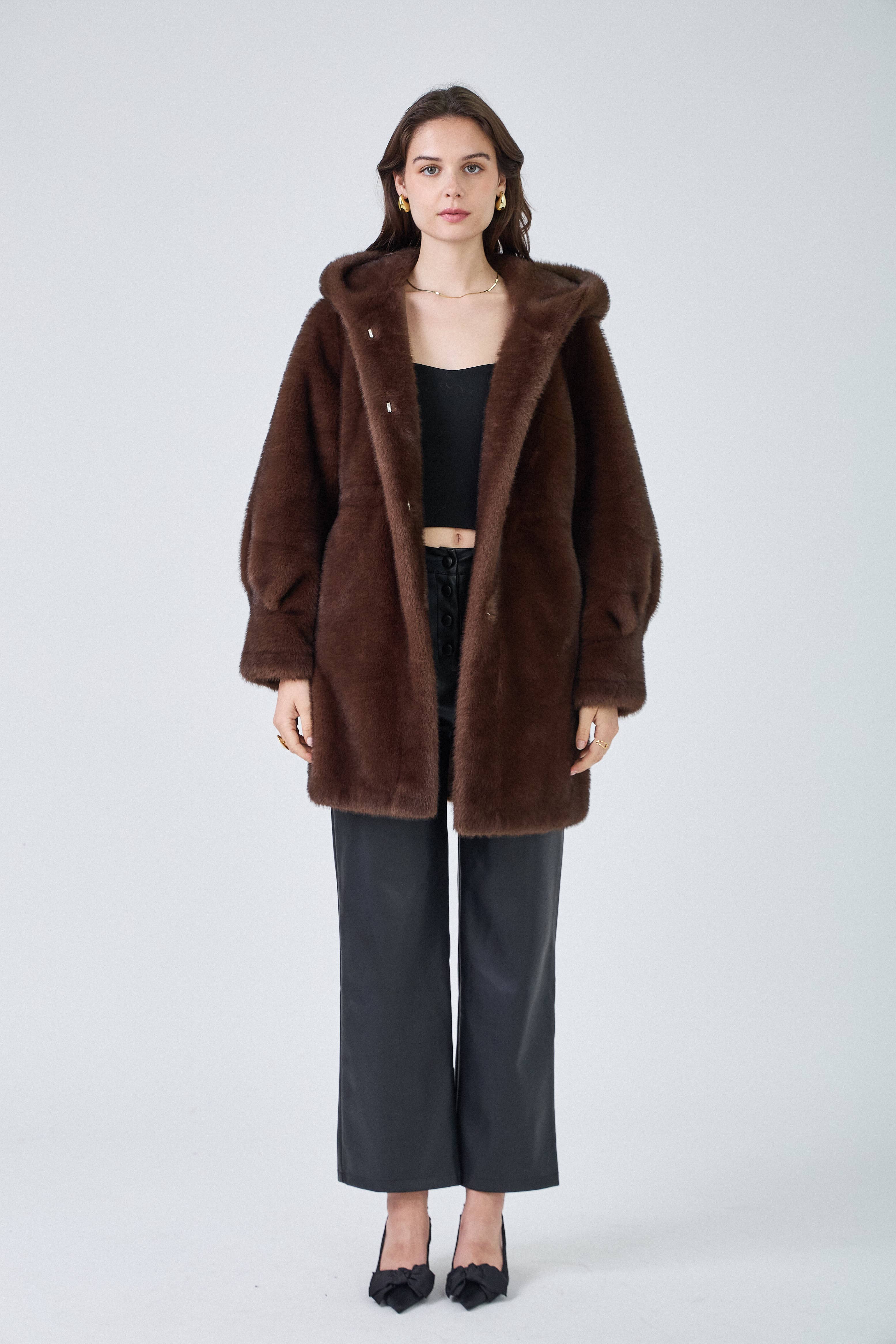 Giovanni Paris – wholesale Päls/fuskpäls - Dam – Lisa's kappa i midjelång fuskpäls med huva och dragsko i midjan17
