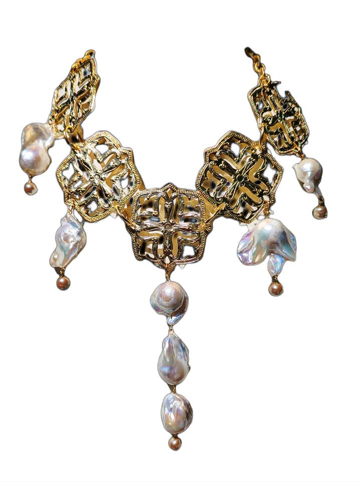 Collier unique à thème asiatique plaqué or 24K avec perles baroques géantes - Conçu par l'artiste primée Sugar Gay Isber pour la vente par Gay Isber Designs