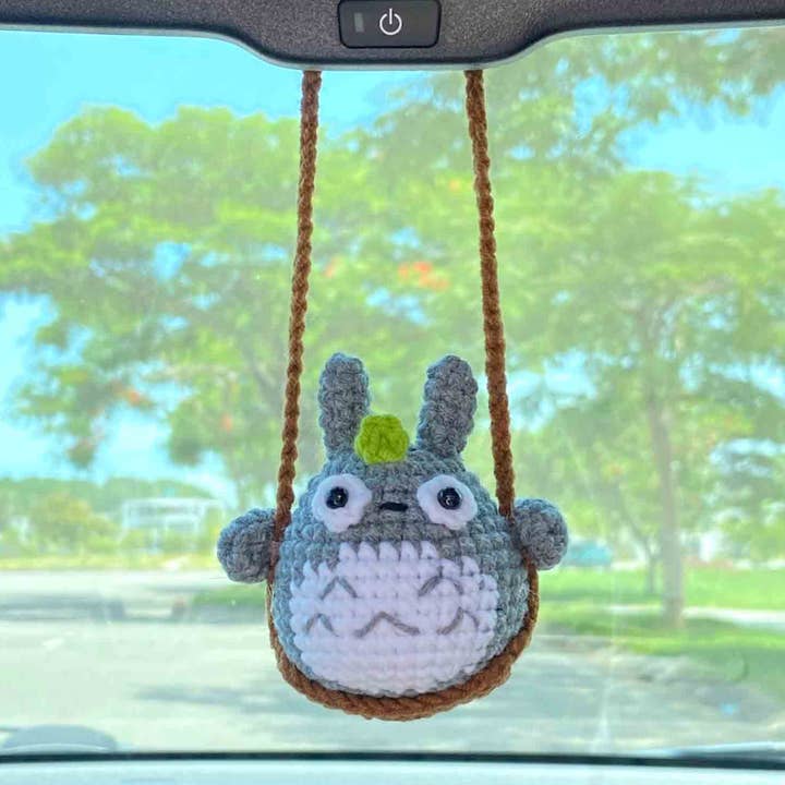 Joli Totoro sur balançoire au crochet, accessoires à suspendre pour rétroviseurs de voiture pour la vente par TOMOPOD LLC