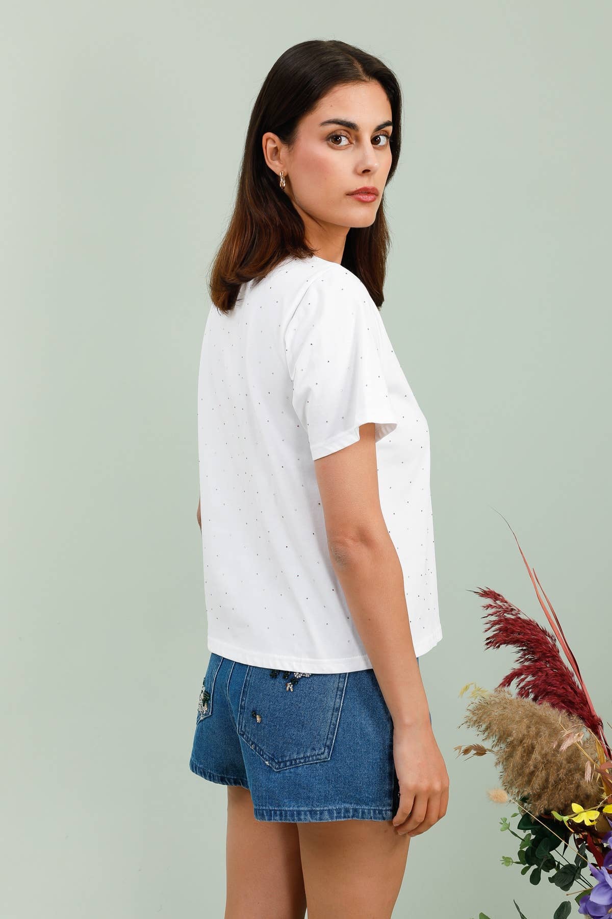 Vit Daphnea t-shirt med strassdetaljer för wholesale på Faire3