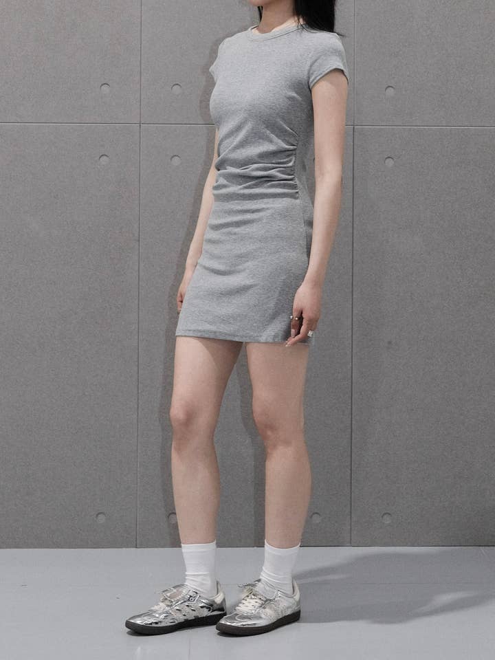 Hverdagskjole med tætsiddende pasform for engroshandel hos Blanc.Noize