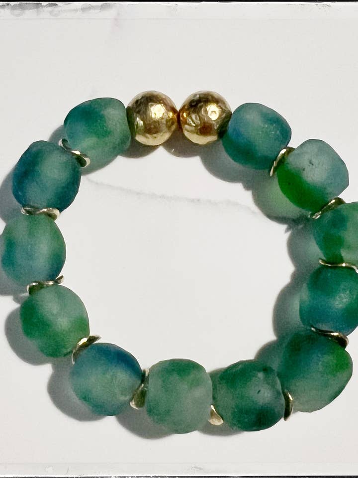Pulseira elástica de vidro reciclado e latão - azul verde por atacado de GentrybyJenna