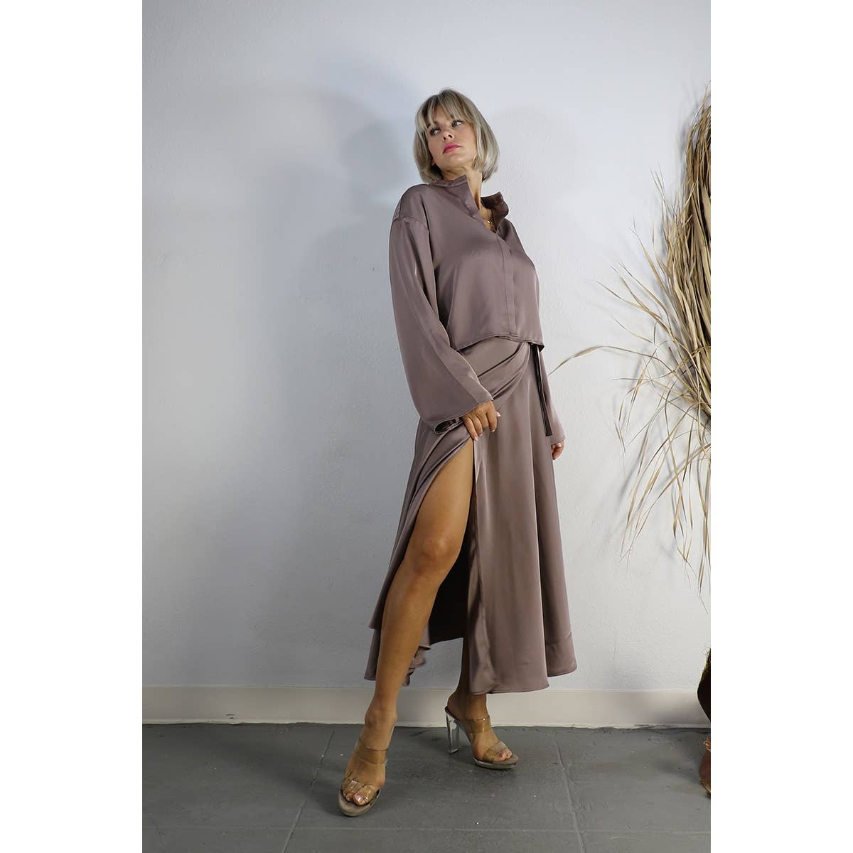 MARRÓN MALVA CONJUNTO DE TOP CORTO DE SATÉN CON FALDA CRUZADA de venta al por mayor en Faire23