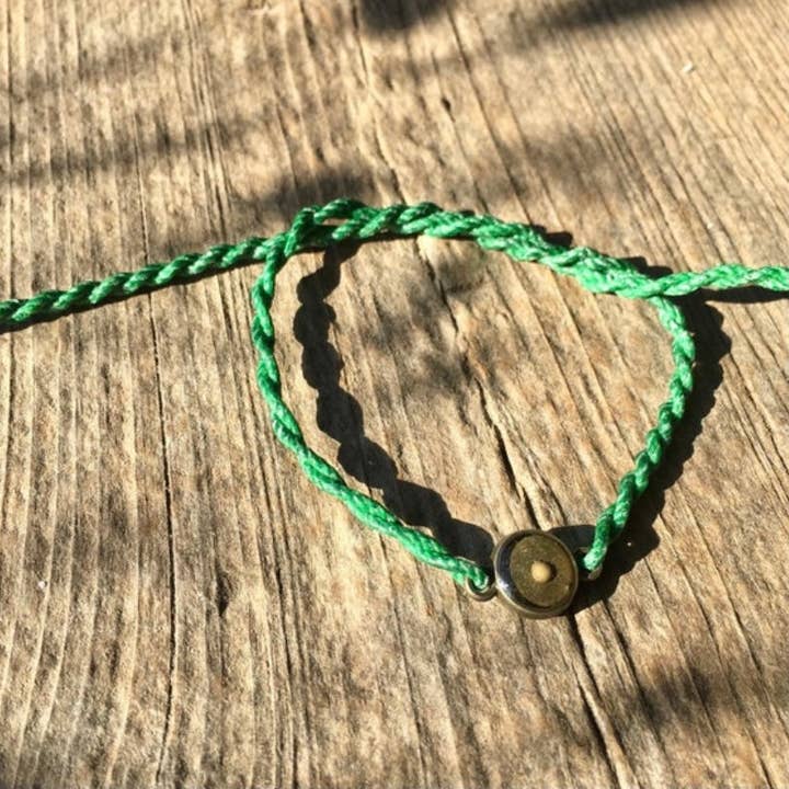 Faith Krawattenarmband in Grün mit Senfkörnern für den Großhandel von The Tiny Twig