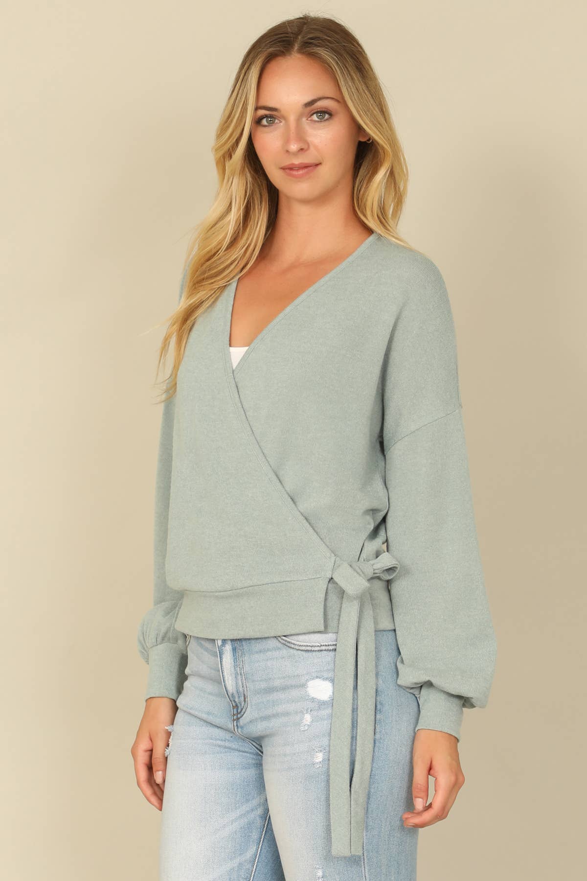 You & Me – Großhandel Bluse – Damen – YMT20079SOLID LANGÄRMELIGES BAUERNBLUSE-WICKELTOP MIT SEITLICHEM BINDEN UND ÜBERSCHNITTENEM AUSSCHNITT33