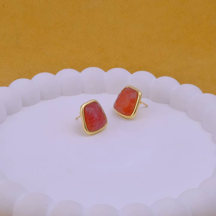 Boucles d'oreilles clous en forme fantaisie en quartz cerise naturel. pour la vente par El Joyero