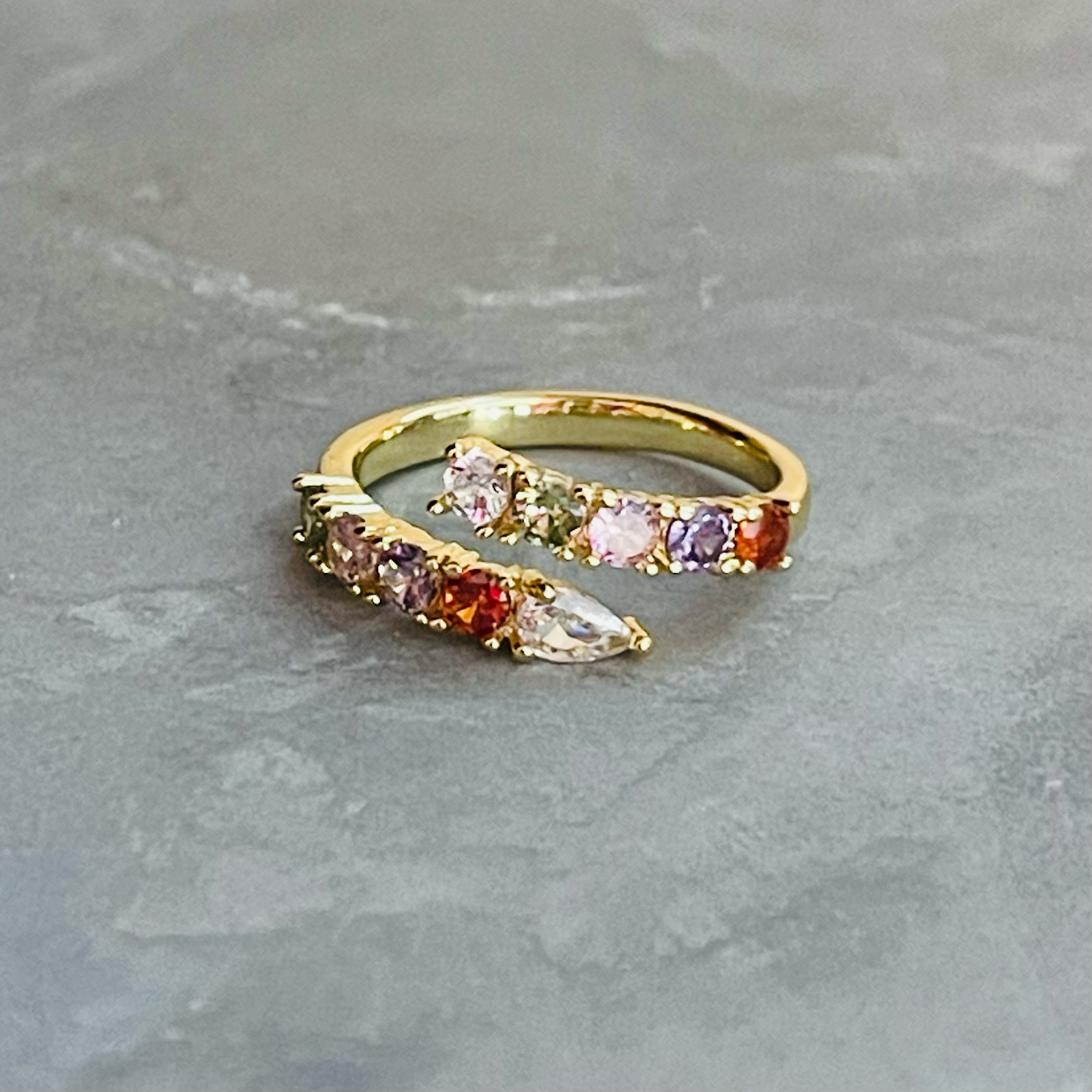 Loli - Vente Bague avec plusieurs pierres - La bague ajustable en pierre précieuse étincelante et colorée est une vibrante2