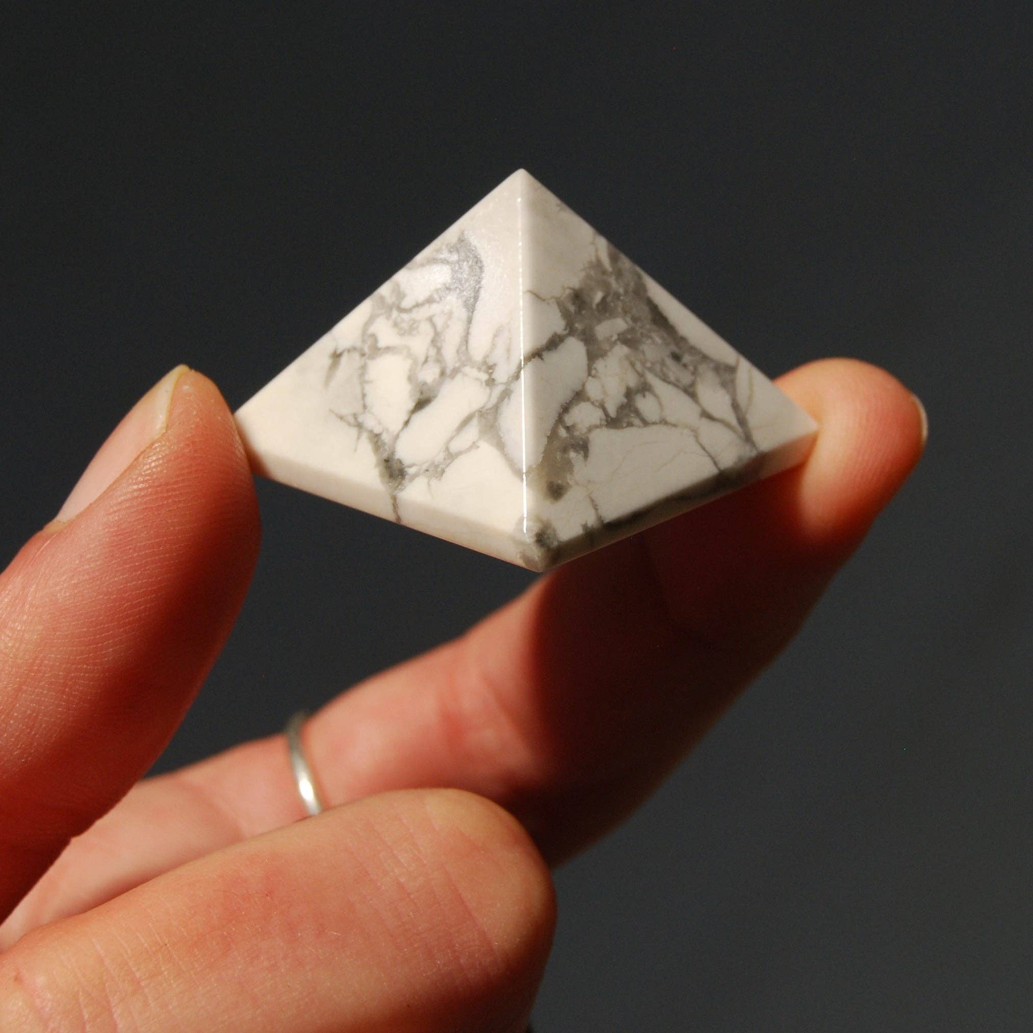 Caspar Curiosities – wholesale Andlig sten/kristall – Howlite kristallpyramid, 25mm till 30mm1