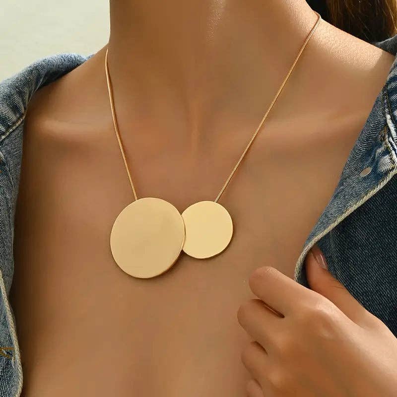 Huis Van Merken – Colar pingente/pendente por atacado – Colar Vintage Redondo com Pendente Escovado – Gargantilha com Duplo Pendente em Disco para Uso Diário e Festas1